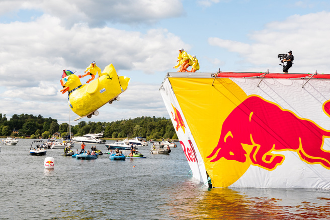 黄色小鸭落水不稀奇！2022台湾「Red Bull飞行日」徵招全台狂人发挥创意，打造台湾特色飞机。（图为2021瑞典Red Bull飞行日参赛队伍／Red Bull提供）