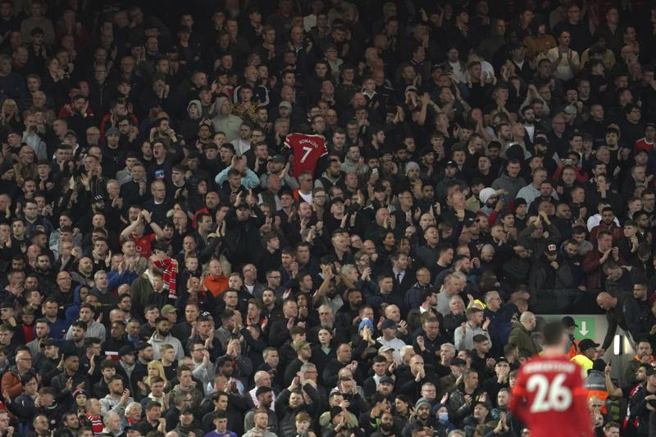 利物浦主场观众在第7分钟全体起立唱歌为曼联前锋C罗打气。（美联社）