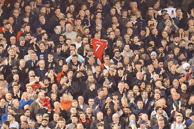 利物浦主场球迷在开赛第7分钟全场起立，替遭逢丧子之痛的曼联前锋C.罗纳多打气，看台上也有球迷拿着C罗的7号球衣。（美联社）