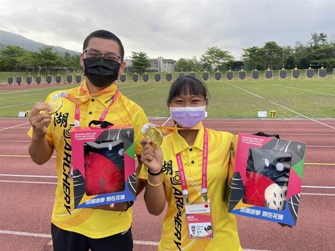 湖口高中的射箭小将李承颖（左）、戴芷萱（右）在全中运国中组射箭混双夺金。（新竹县府提供／邱立雅竹县传真）