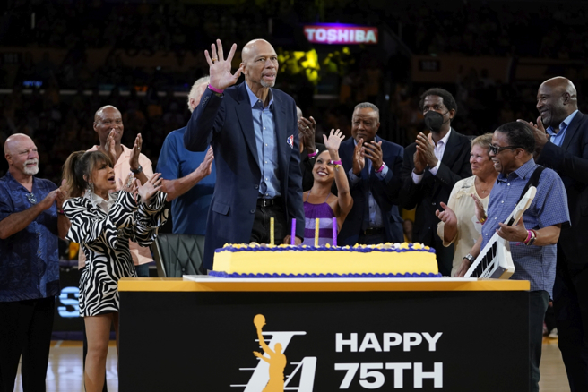 NBA名人堂球星贾霸今年4月在湖人主场欢庆75岁生日。（美联社）