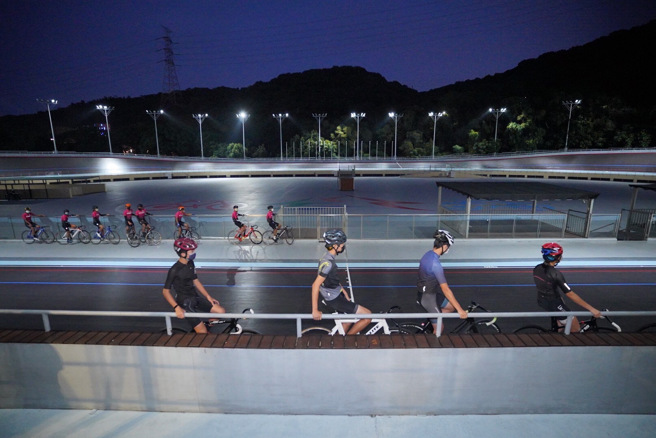 自由车选手体验夜间照明启用后的鳌峰山自由车场。（体育署提供）