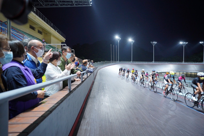 自由车选手体验夜间照明启用后的鳌峰山自由车场。（体育署提供）