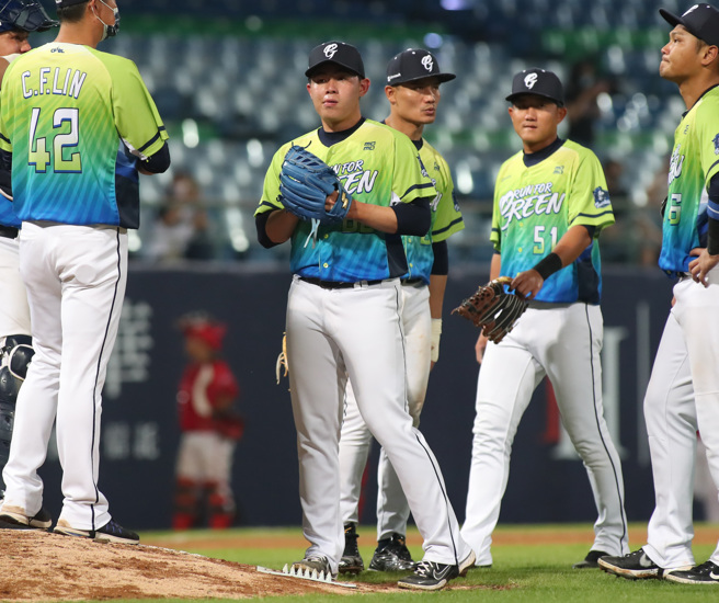 富邦悍将曾峻岳（中）救援失败最后吞下生涯首败。（郑任南摄）