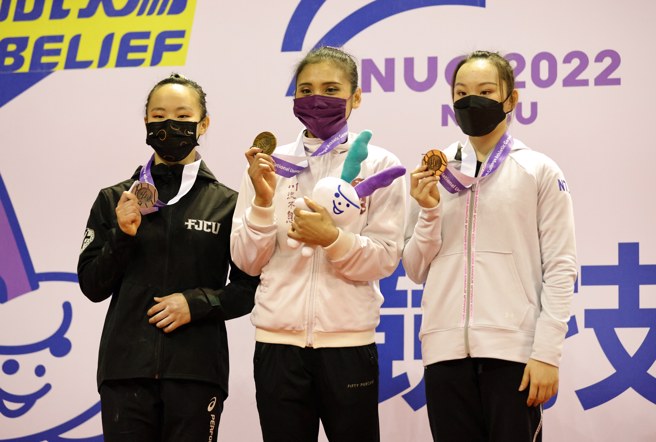 2022全大运竞技体操女子个人全能金牌台师大麦刘湘涵（中）、银牌辅大丁华恬（左）、铜牌国北教大赖品儒（右）。（全大运提供）