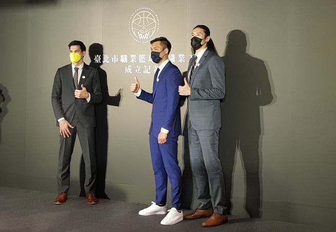 台北市职业篮球员职业工会理事长杨敬敏（左起）、理事林志杰、理事曾文鼎。（陈筱琳摄）