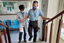 乐团指挥中风后无力 半年内积极复健重拾指挥棒-资源分享网