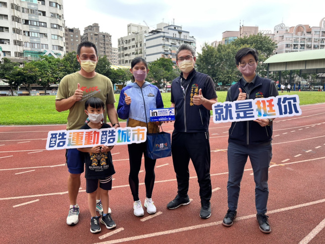 前进听奥，台中市运动局长李昱叡代表台中市长卢秀燕为台中之光许乐加油打气。