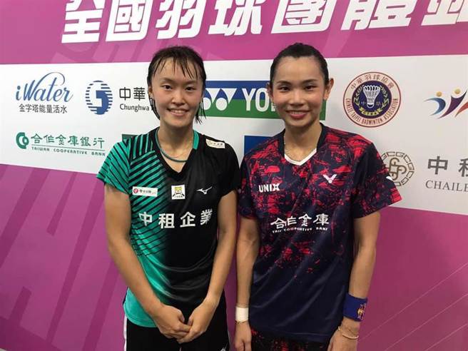 许玟琪（左）闯进2022羽球亚锦赛女单8强。（资料照／陈筱琳摄）