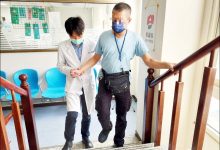 中风后积极复健 音乐人重拾指挥棒-资源分享网