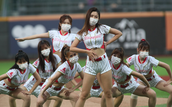 味全龙啦啦队「小龙女」28日赛前戴口罩进行表演。（郑任南摄）