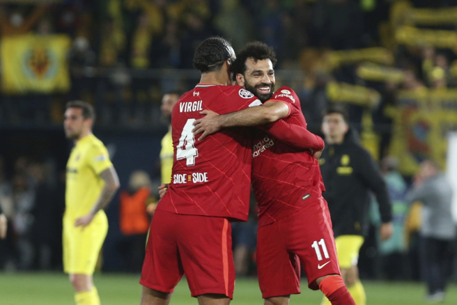 利物浦Virgil van Dijk（左）与Mohamed Salah庆祝胜利。（美联社）
