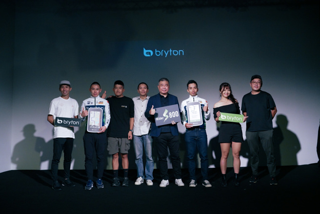 自行车码表大厂Bryton群利科技董事长王圣慜（中），和旗下Bryton Racing Team车手卢绍轩（右3）、北市大李廷威分享新款旗舰机种Rider S800。（群利科技提供）