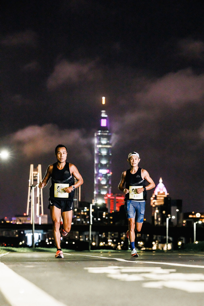 历届台湾冠军李智群（左）号召台湾跑者响应公益，参与Wings for Life 全球路跑App Run。（Wings for Life全球路跑）