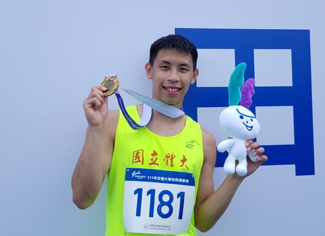 国立体大田径短跑好手林祐贤在2022全大运于100公尺、200公尺、400公尺接力获得3面金牌。（陈筱琳摄）