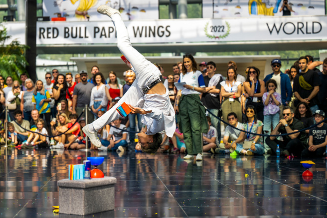 马成发以纯熟的扯铃抛接技术，并灵活地调度纸飞机，成功夺下2022 Red Bull Paper Wings世界纸飞机大赛的花式项目亚军。（Red Bull提供）