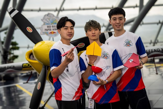 2022 Red Bull Paper Wings世界纸飞机大赛台湾区赛事3位冠军飞远项目沈立谦（左起）、花式项目马成发及飞久项目彭楷宸，代表台湾出战奥地利决赛。（Red Bull提供）