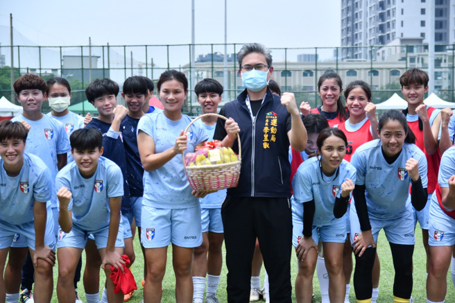 台中市运动局长李昱叡代表卢秀燕市长至足球场为国家女足队加油打气。