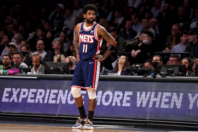 把年度最佳球队选票投给厄文的人是《ESPN》球评杰伦罗斯。