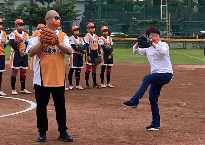2022企业女子垒球联赛在台中金龙棒球场展开地主队台中兆基穿山甲主场首战，台中市长卢秀燕（右）及兆基企业董事长李建成（左）到场开球。（陈淑芬摄）