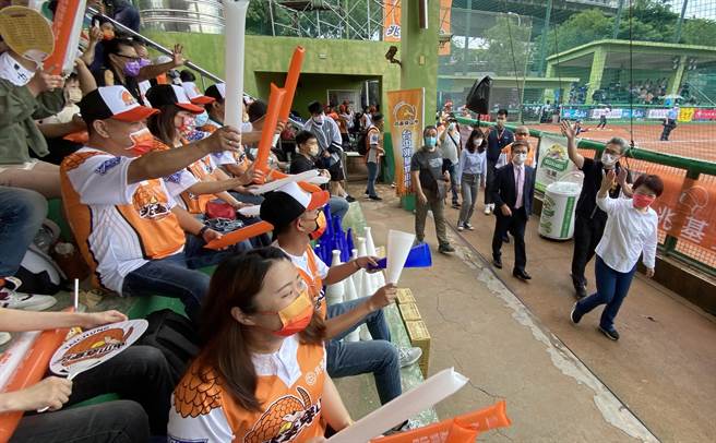 2022企业女子垒球联赛，在台中金龙棒球场展开地主队「兆基穿山甲」主场首战，市长卢秀燕（右1）为「兆基穿山甲」加油打气。（陈淑芬摄）