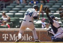 MLB》马林鱼菜鸟挨触身球 勇士球员「献吻」安慰-资源分享网