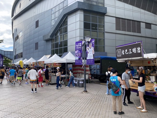 光在场外的餐饮摊位，也看出攻城狮的用心。