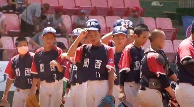 关西国中棒球队在台湾贝比鲁斯全国少棒选拔赛夺冠。（台湾贝比鲁斯棒球棒球联盟提供／罗浚滨新竹传真）