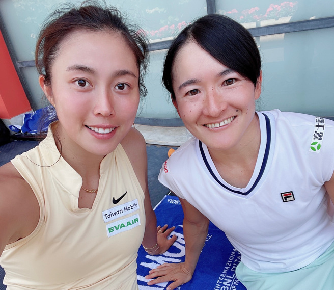 詹皓晴（左）、青山修子（右）在诺丁汉女网赛双打首战直落二获胜。（资料照／刘雪贞提供）