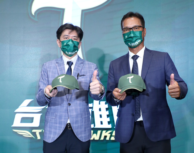 台钢雄鹰领队刘东洋（左）与统筹教练林振贤。（郑任南摄）