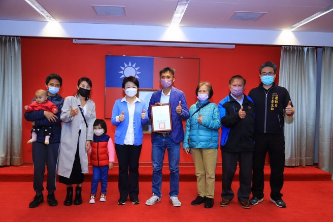蒋介文带着家人前往台中市政府拜会卢秀燕市长。