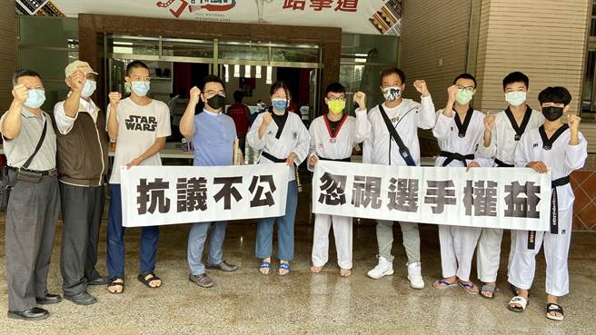 宜兰市跆拳道委员会总干事林志峰（中）表示，张志雄身为县体育会的主委，竟在宜兰县运赛中，同时为裁判、教练跟选手，有失公平性。（吴佩蓉摄）