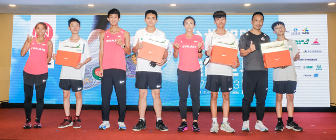 长跑好手曹纯玉（左一）、周庭印（左三）、谢千鹤（右四）勉励小选手。（长荣航空提供）