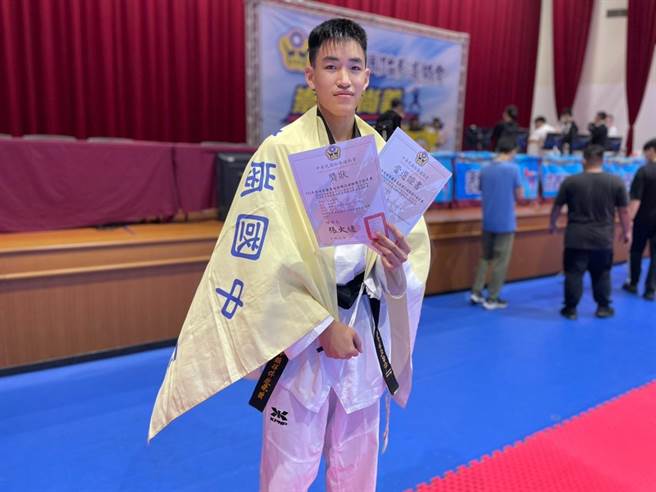 花莲花岗国中二年级林冠宇小学6年级才开始接触跆拳道，短短3年期间，就在各赛事屡创佳绩，今年参加锦标赛国家代表队选拔赛是，以182公分身高优势，多次上端攻击得分，用悬殊比数获胜取得国手资格。 （嘉里国小跆拳道三级培训站提供／罗亦晽花莲传真）