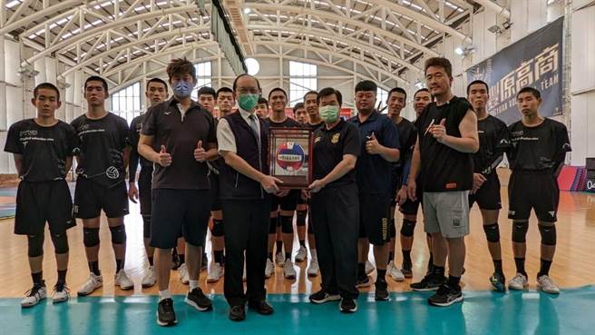 丰原高商迎战世界中学生排球锦标赛，教育局长杨振牲特为选手加油。（台中市政府提供）.