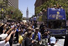 NBA》勇士夺冠游行超嗨 汤神撞翻球迷还弄掉戒指-资源分享网