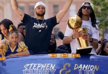 NBA》球迷「认岳父」？封王游行举牌向柯瑞女儿求婚-资源分享网