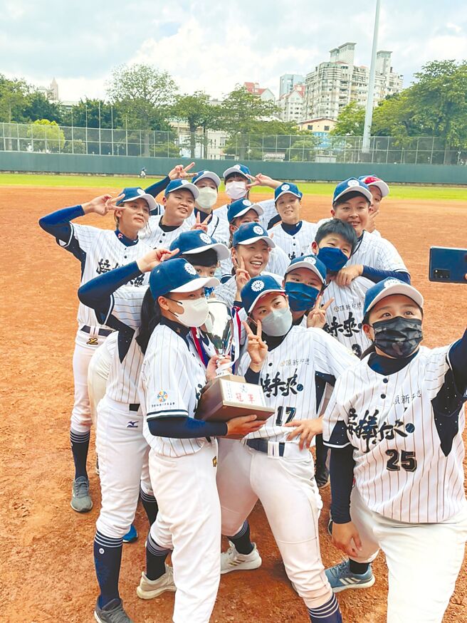 全国女棒锦标赛冠亚军赛24日登场，接棒未来女子棒球队勇夺4连霸。（接棒未来女棒队提供／陈淑娥台中传真）