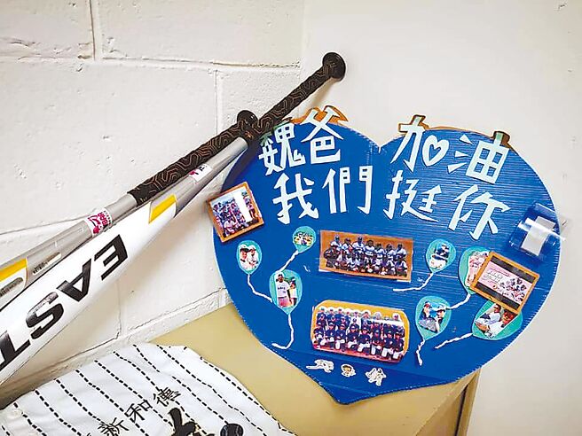 接棒未来女棒队以魏爸称呼魏应充，感谢像家长般照顾女棒队。（摘自「来自永靖的老园丁-魏应充」粉专／陈淑娥台中传真）