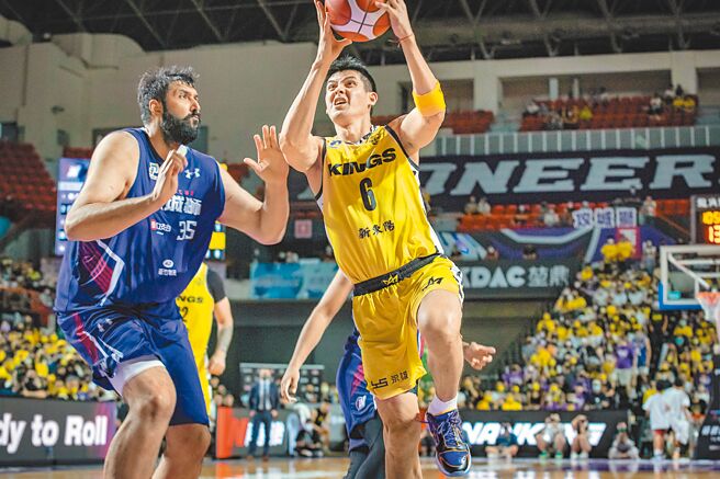 新北国王前锋杨敬敏（右）获选PLG本季年度MVP。（PLG提供）