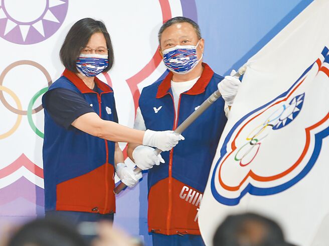 蔡英文总统（左）27日出席「2022年第11届伯明罕世界运动会」代表团授旗典礼，并且授予会旗给奥会主席林鸿道（右）。（季志翔摄）
