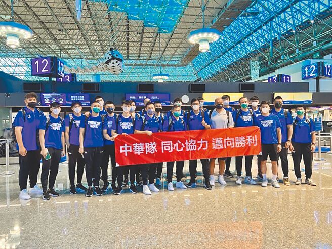 中华男篮昨日出发前往澳洲墨尔本参加7月1日起的世界盃第三阶段资格赛。（中华篮协提供）