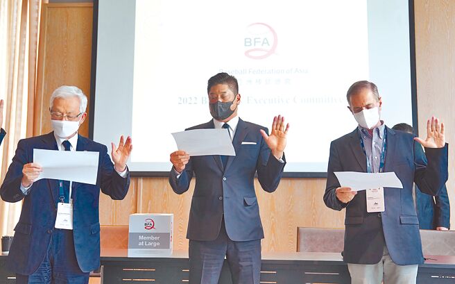 中华棒协理事长辜仲谅（中）宣誓就任亚洲棒总会长。（中华棒协提供）